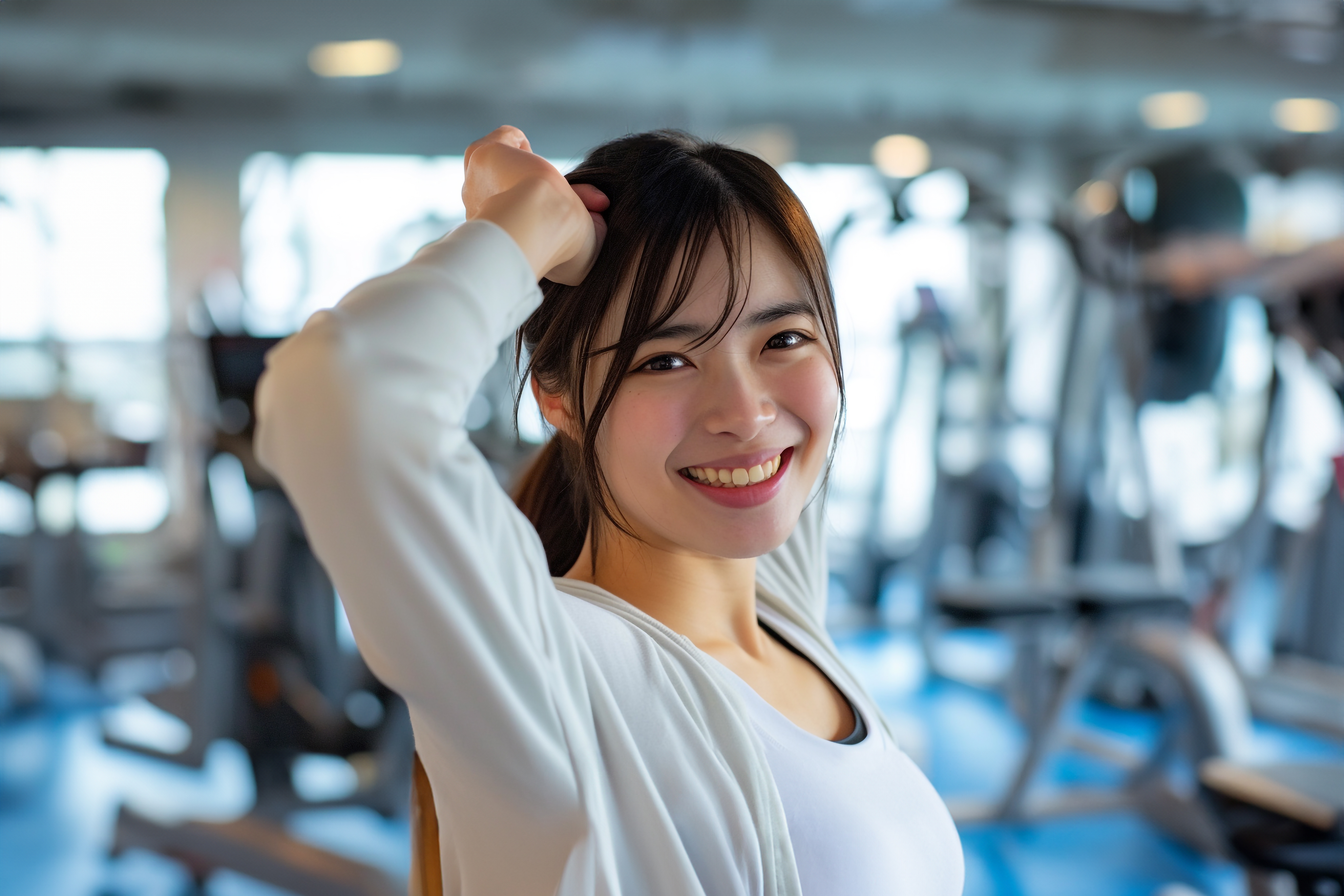 スポーツジムで運動する女性