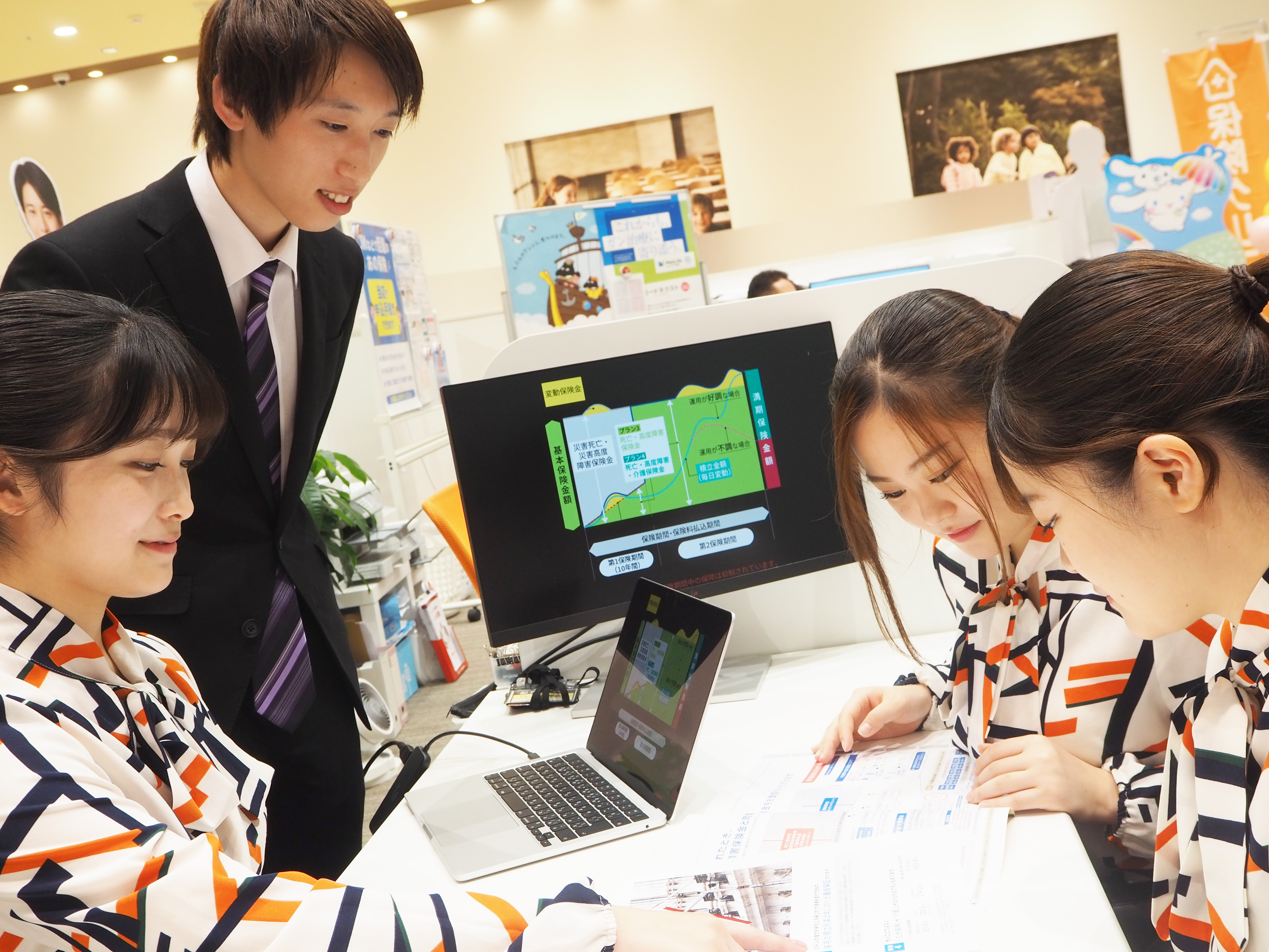 凛子,優汰,絢香,優華が談笑している様子